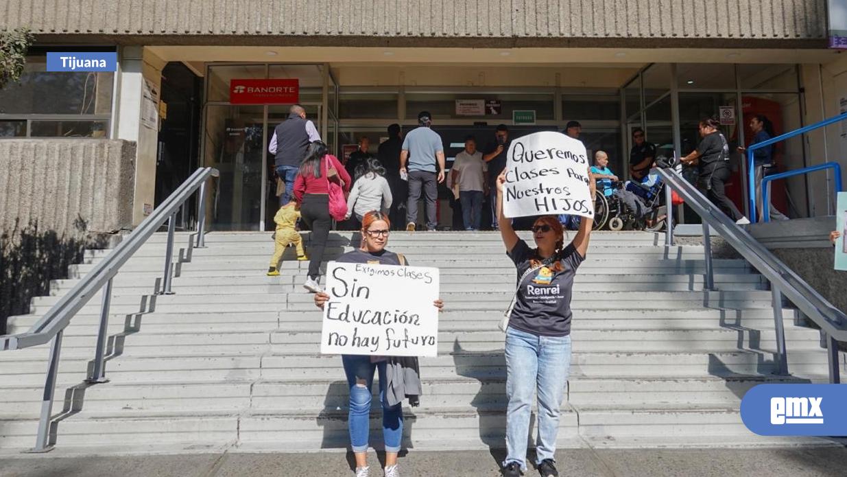 EMX-Mamás-de-la-Escuela-Xicoténcatl-Leyva-Alemán-se-manifiestan-en-el-Ayuntamiento-de-Tijuana-tras-tres-semanas-sin-clases