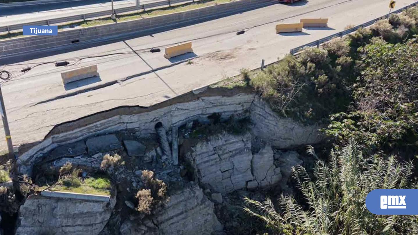 EMX-Inician-reparación-de-socavón-en-salida-de-Tijuana-hacia-Rosarito