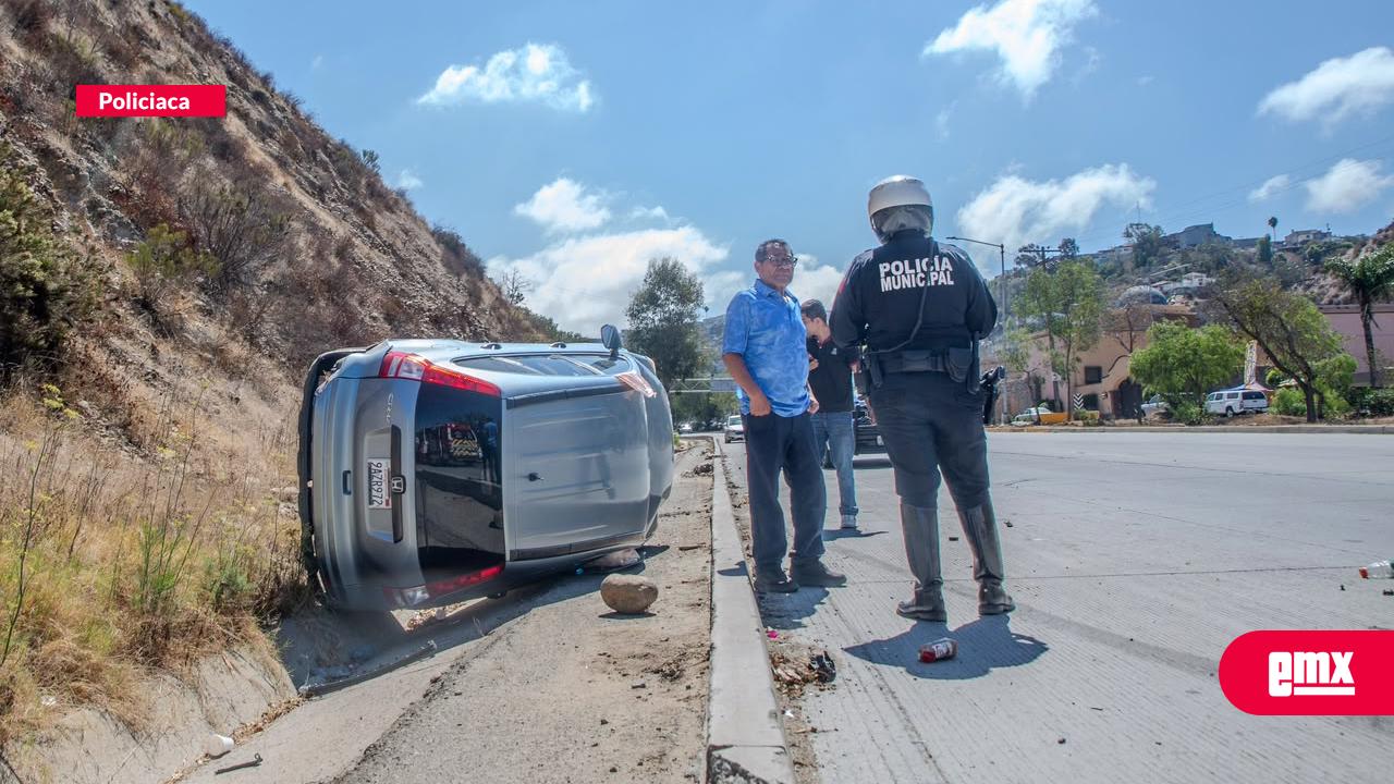 EMX-Choque-y-volcadura-en-el-periférico-Rosas-Magallón