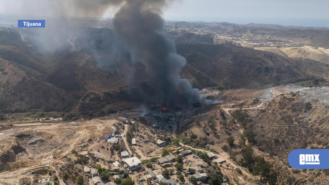 EMX-Se-reactiva-incendio-en-basurero-clandestino;-columna-de-humo-es-visible-desde-Tijuana-y-Rosarito