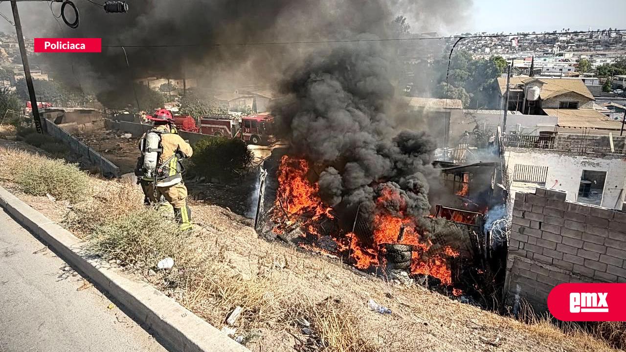 EMX-Incendio-en-colonia-Arenales-consume-casa-de-madera-y-vehículos