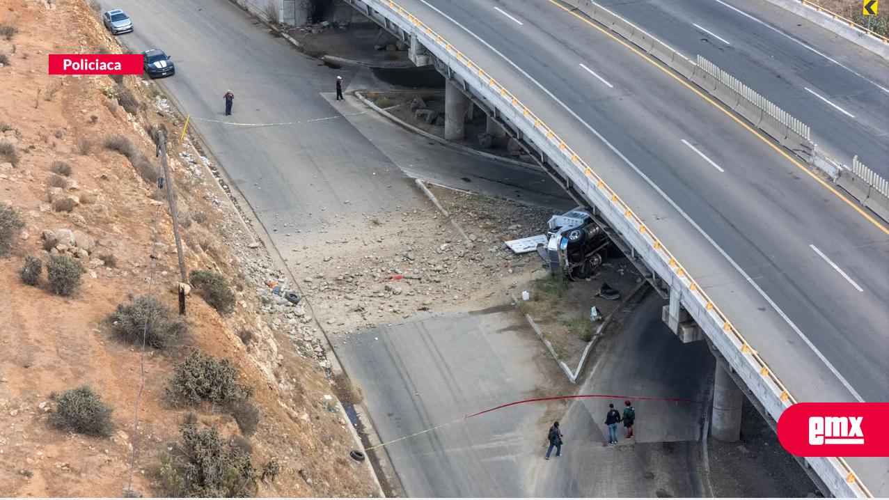 EMX-Dos-personas-mueren-y-tres-heridos-deja-la-volcadura-de-dompe-en-la-carretera-Tijuana-Tecate