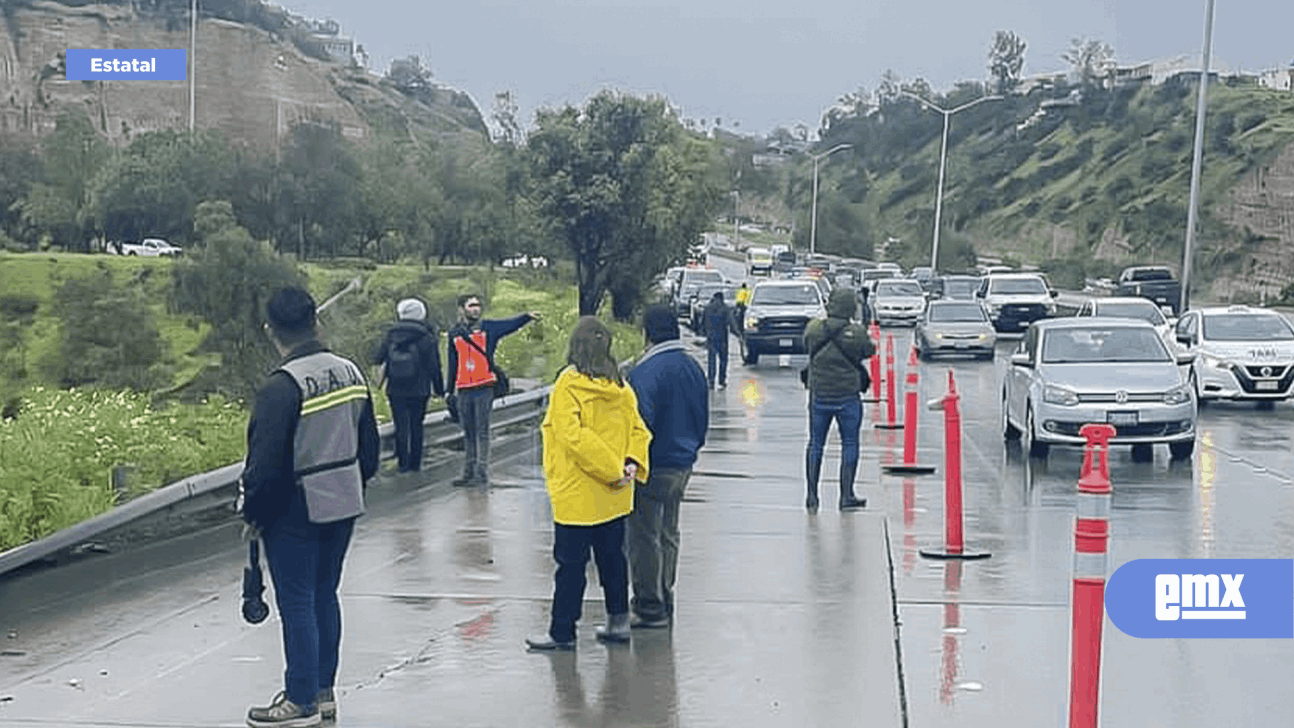 EMX-Cierran carril de la carretera de acceso a Playas de Tijuana por atención de derrumbe